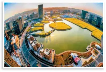  ?? ?? Chunshen Lake in the Xinzhuang business district — Wang Zhenhua