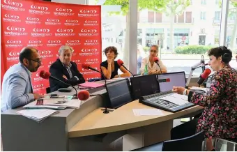  ?? ?? Des candidats aux législativ­es à l’antenne de Tendance Ouest, dans le Calvados.