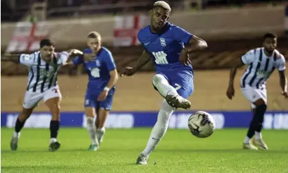  ?? ?? Birmingham’s Juninho Bacuna equalises form the penalty spot. Photograph: Andy Shaw/ProSports/Shuttersto­ck