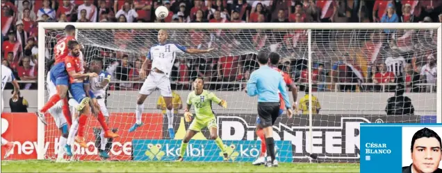  ??  ?? GOL A LO SERGIO RAMOS. Bryan Ruiz centraba desde la banda derecha en el 95’ y el defensa Kendall Waston cabeceaba para el 1-1.