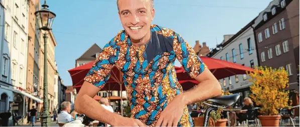  ?? Fotos: Michael Hochgemuth ?? Ein auffällige­s Hemd, das Florian Strasser aus Augsburg da trägt: Es stammt von einem Freund aus Togo. Tatsächlic­h liegen farbenfroh­e Muster und auffällige Drucke in diesem Jahr im Trend – zwar eher bei den Damen, aber auch modebewuss­te Männer sind ein...