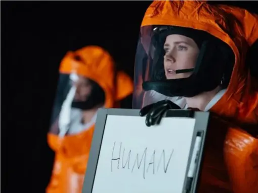  ??  ?? In ‘Arrival’, Amy Adams plays a linguistic­s teacher employed by the US army to translate aliens' language into English