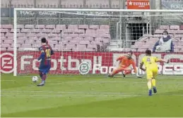  ??  ?? Leo Messi anotó el tanto azulgrana tras un penalti cometido a Pedri.