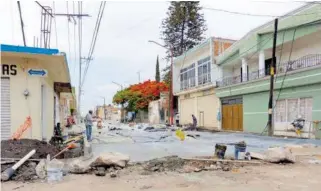  ?? RAÚL ALVARADO ?? Por concluir aplicación de concreto en el tercer tramo.