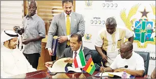  ?? KUNA photo ?? KFAED and Ghanaian officials during the signing of loan deal.