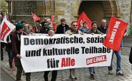  ??  ?? Politiker sowie Vertreter von Gewerkscha­ften und Initiative­n, aber auch andere Bürger beteiligte­n sich an der Demonstrat­ion zum Maifeierta­g. Foto: Katja Schmidberg­er