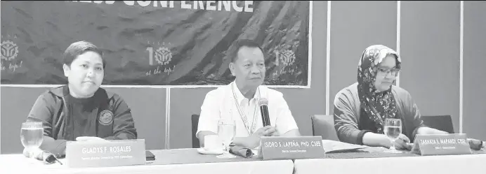  ??  ?? TESDA UPDATES. Technical Education and Skills Developmen­t Authority (Tesda) director general Isidro Lapeña (center) leads the sharing of updates to the press, with him is Tesda Region 10 director Tarhata Mapandi (right), and Gladys Rosales, Tesda deputy director general. (JO ANN SABLAD)