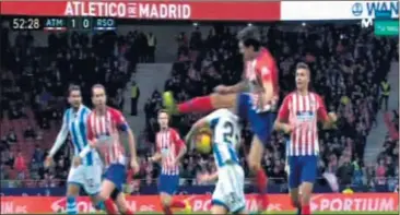  ??  ?? EJEMPLO. La patada de Savic a Sangalli no mereció la tarjeta roja del árbitro en el Atlético-Real.