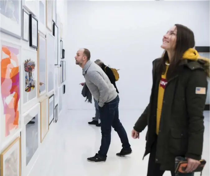  ?? KRISTIAN JACOBSEN ?? Martin Kistle og Katrine Friis Ottessen var på kunstmarkn­ad på Tou Scene. Friis Ottesen klarer ikkje å bestemma seg for om ho vil ha det raude eller det gule.