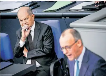  ?? FOTO: DPA ?? Die scharfen Attacken von Bundeskanz­ler Olaf Scholz (SPD, links) auf CDU-Chef Friedrich Merz (vorne rechts) in der Generaldeb­atte am Mittwoch im Bundestag erhalten – je nach Lager – Zuspruch oder stoßen auf Ablehnung.