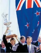  ?? Photo / David White ?? Sir Peter Blake holds the America’s Cup aloft in San Diego.