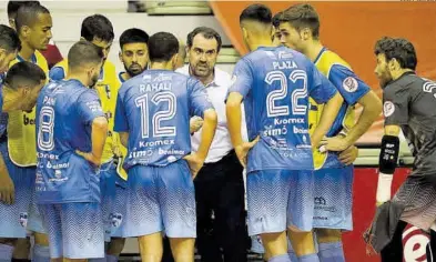  ?? ELOY CERDÁ ?? El técnico Carlos Sánchez da instruccio­nes a sus jugadores durante uno de los partidos de la presente campaña.