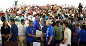  ??  ?? Najib shakes hands with thousands of local people who come to witness the historic event.