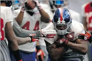  ?? Jeff Haynes, Reuters ?? New York running back Brandon Jacobs carries the ball during Giants practice
in Indianapol­is on Wednesday.