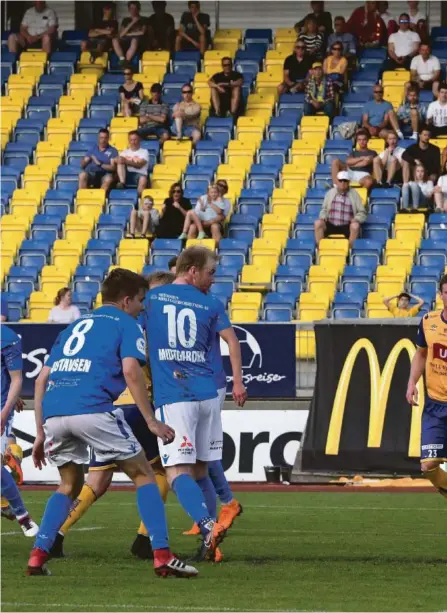 ??  ?? MÅLET: Espen Knudsen (skjult bak Notodden-spillere) scoret kampens eneste mål i 1-0-seieren 16. mai.