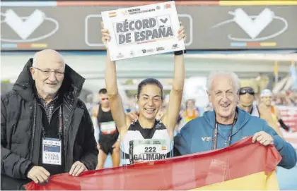  ?? EFE / KAI FORSTERLIN­G ?? Marta Galimany celebra en Valencia la conquista del récord de España de maratón.