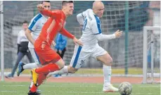  ?? FOTO: FLORIAN WOLF ?? Der VfB mit Daniel Di Leo (rechts) und der FV Weiler (Reichart Andreas) trennten sich 1:1.