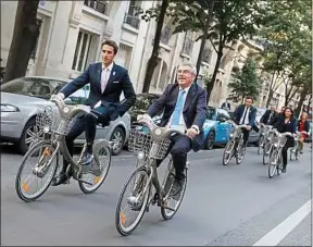  ??  ?? Tony Estanguet et Thomas Bach, le président du CIO, en visite à Paris.