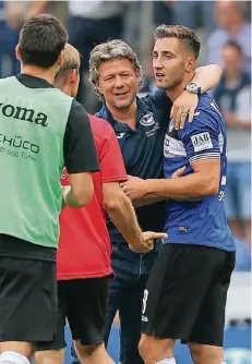  ?? FOTO: DPA ?? Unter Trainer Jeff Saibene, der hier seinen Torschütze­n Andraz Sporar umarmt, haben die Bielefelde­r nur eins von elf Spielen verloren.