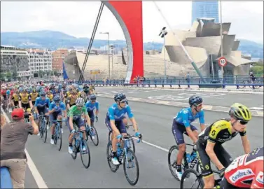  ??  ?? EN BILBAO. El Movistar de Valverde de Nairo pasó por Bilbao a rueda del Mitchelton, frente al Guggenheim.