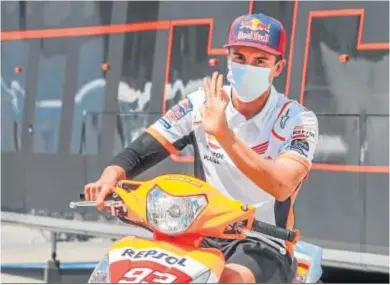  ?? ROMÁN RÍOS / EFE ?? Marc Márquez saluda al salir de su ‘box’ y montarse en una moto de calle,