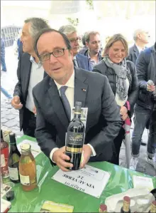  ??  ?? François-Hollande-propose-le-vin-de-Duras-