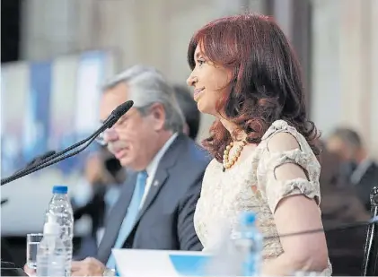  ??  ?? Auto apoyo. Los senadores que responden a Cristina Kirchner salieron a apoyar a la Vicepresid­enta.
