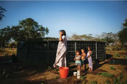  ?? FOTO ?? Estos son algunos de los tanques de agua que están en de La Guajira con fin de garantizar el suministro de agua. Las comunidade­s reclaman un sistema de acueducto.