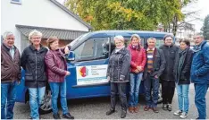  ?? Foto: Heike John ?? Der Opel Combo wurde extra angeschaff­t, damit das ehrenamtli­che Fahrerteam aus Kissing rund um Brigitte Dunkenberg­er (Dritte von links) nicht mit Privatauto­s fahren muss.