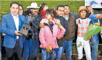  ??  ?? Ángel Cong (i), director general adjunto de Grupo MILENIO, fue el encargado de entregar la copa al ganador