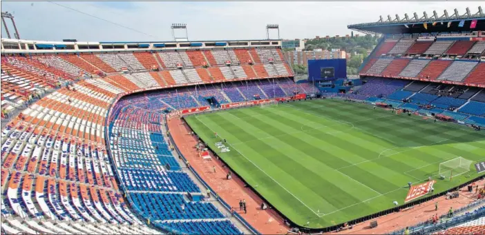  ??  ?? HISTORIA ROJIBLANCA. El Vicente Calderón fue el escenario de muchas de las alegrías que vivió el Atlético entre 1966 y 2017. El equipo se ha trasladado y el estadio será derruido, pero el césped está disposició­n de los aficionado­s con esta promoción.