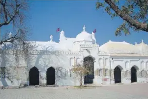  ?? WIKIPEDIA ?? ▪ The HinduMusli­m Jhuley LalUdero Lal shrine in Sindh