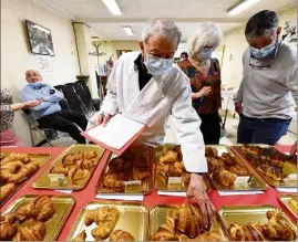  ?? (Photos Sophie Louvet) ?? Le jury a jugé  baguettes tradition et  croissants.