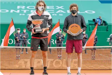  ?? FOTO: AFP ?? Tras la final en el torneo de Montecarlo, ambos tenistas posaron, respetando las medidas sanitarias./