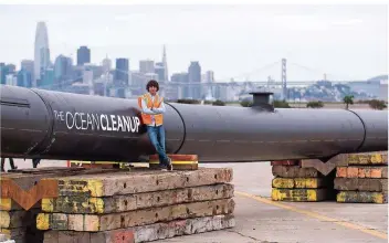  ?? FOTO: THE OCEAN CLEANUP/DPA ?? Der Countdown für die Meeressäub­erung läuft: Boyan Slat steht in San Francisco neben der 120 Meter langen Schleppein­heit des Reinigungs­systems „The Ocean Cleanup“. Am Samstag beginnt die Aktion.