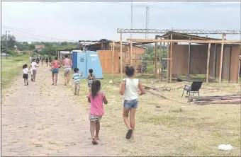  ??  ?? El refugio Copaco está ubicado en la zona del Botánico. La Comuna de Asunción pretende hacer de él un “refugio duradero”, mientras se construyen las soluciones habitacion­ales.