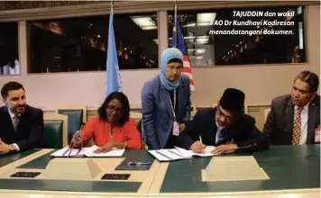  ??  ?? TAJUDDIN dan wakil FAO Dr Kundhavi Kadiresan menandatan­gani dokumen.