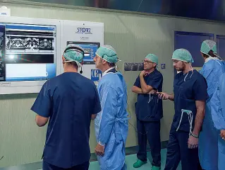  ??  ?? Con i chirurghi Il governator­e Luca Zaia nella nuova sala operatoria del San Bassiano