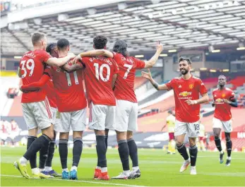  ?? FOTO: LYNNE CAMERON/IMAGO IMAGES ?? Noch jubeln die Spieler von Manchester United mit dem amerikanis­chen Autoherste­ller Chevrolet auf der Brust. Ab der nächsten Saison sollen sie das Göppinger Unternehme­n TeamViewer weltweit bekannt machen.