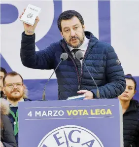  ?? Ansa ?? Pantomima Il giuramento simbolico di Salvini sul Vangelo in piazza Duomo a Milano