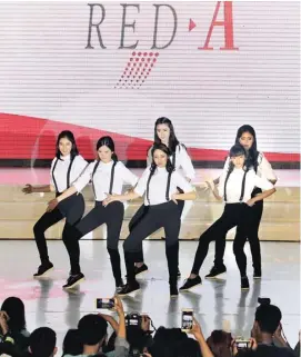  ?? RIFQI/ZETIZEN TEAM ?? SEIRAMA: Dari kiri, Bella, Nesya, Jesselyne, Fiona, Clarissa, dan Helen tampil mengejutka­n saat kampanye Red-A Zetizen Girls 2k17 dengan membawakan modern dance bertema Boss Ladies.