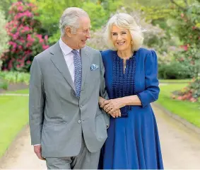  ?? ?? Sul trono
Carlo III, 75 anni, insieme alla regina consorte Camilla nei giardini di Buckingham Palace: la foto è stata pubblicata ieri sul profilo Instagram «The Royal Family»