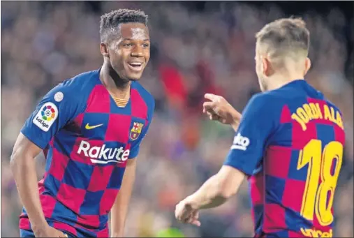  ??  ?? Ansu Fati celebra un gol con Jordi Alba en el Camp Nou esta temporada.