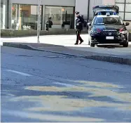  ??  ?? I carabinier­i di Zogno sul luogo dell’incidente