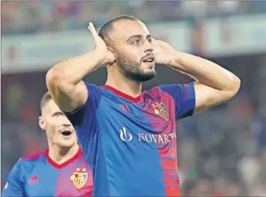  ?? ?? Arthur Cabral, delantero del Basilea, celebra un gol con el equipo suizo.