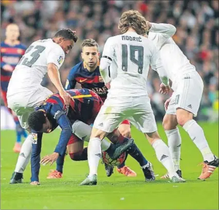  ?? DANI DUCH ?? Jugadores del Barça y el Real Madrid pugnando por un balón en el último clásico