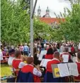  ?? Foto: Monika Matzner ?? Biergarten­kultur genießen die Besucher bei der Kellereröf­fnung in Kloster Holzen an Pfingsten.