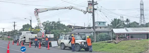  ?? Photo: Losirene Lacanivalu ?? Staff members of the Fiji Electricit­y Authority working on power lines on December 31, 2017 at the near the Cunningham and Wainitrawa­u road junction.