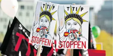  ?? BILD: SN/EPA ?? CETA und sein US-Pendant TTIP lösen Kritik aus. Die meisten Regierunge­n aber sagen Ja.