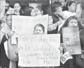  ??  ?? Un grupo protestó ayer afuera del edificio de la procuradur­ía capitalina contra los asesinatos y el maltrato hacia las mujeres, cuyos casos se han incrementa­do en los meses recientes ■ Foto Alfredo Domínguez